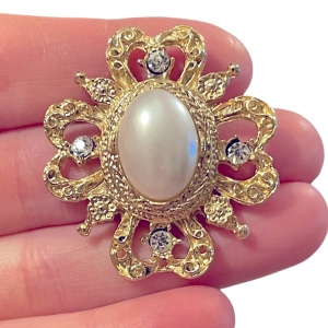 Vintage ornate gold crystal faux pearl majestic brooch