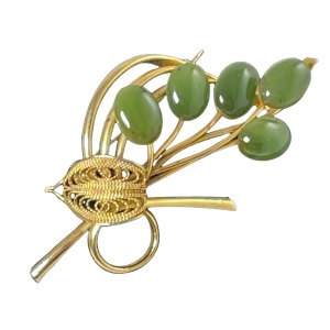 Vintage gold plt Jade flower brooch 1960s filagree