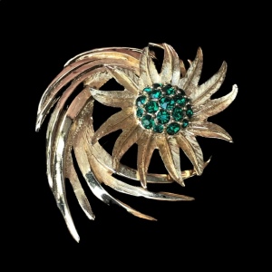 Vintage 1980s gold green crystal brooch beauty