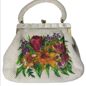 Vintage 1960s Bead lucite Flower purse 👜 So pretty!