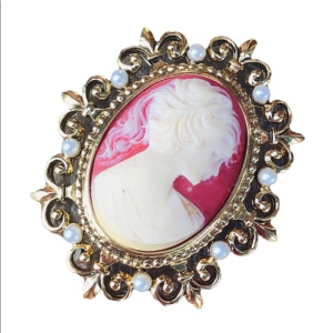 Vintage Cameo 2” with faux pearl & delicate style