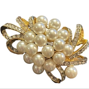 Lovely Faux Pearl Vintage gold finish crystal sparkly shiny flower brooch