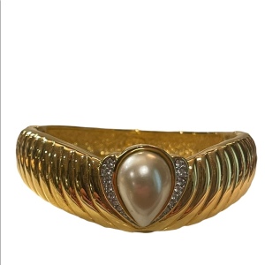 Vintage 1980s Gold finish faux pearl crystal Bangle BUTLER fifth ave