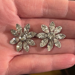 VTG silver crystal flower daisey Clip on earrings