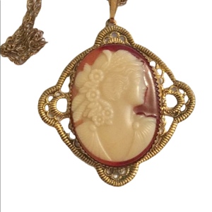 Vintage 1960s Resin gold metal cameo necklace