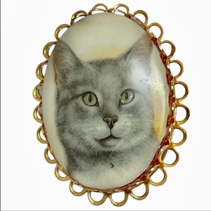 Vintage ceramic kitty cat cameo brooch