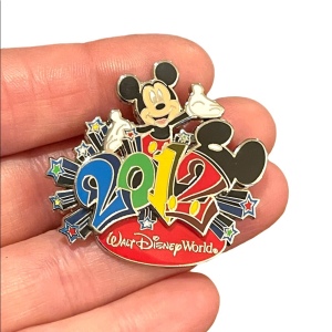 2012 Walt Disney World Micky mouse brooch collectible licensed