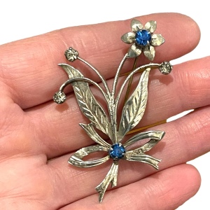 Vintage 1940s Ornate etched sterling silver 925 flower blue crystal brooch