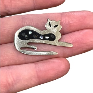 Vintage sterling silver alpaca sitting kitty cat brooch enameled