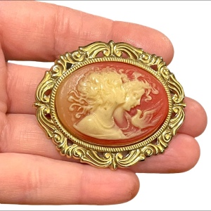 Vintage gold finish large 2 ladies resin cameo brooch