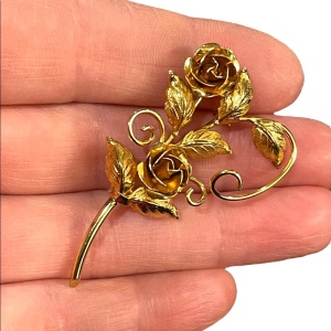 Vintage 1960s Gold plate rose flower fancy lovely brooch