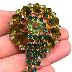 Stunning Vintage green crystal Juliana brooch gold finish flower with dangle