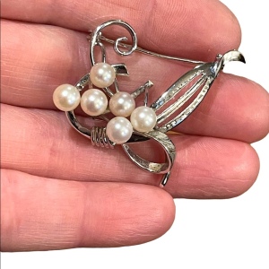 Vintage 1960s Sterling silver pearl fancy flower brooch