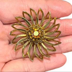 Vintage gold finish Sarah Coventry flower crystal metal brooch