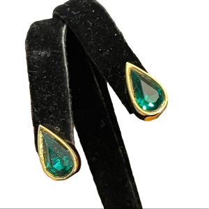 Vintage 1980s green crystal tear drop earrings gold finish