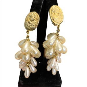 Vintage 1980s cameo gold finish faux pearl dangle earrings clip on