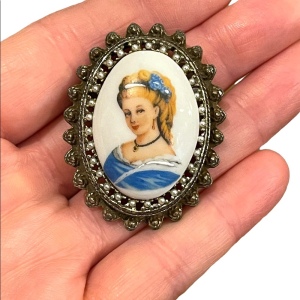 Vintage antiqued Limoges Ceramic lady pendant brooch Cameo