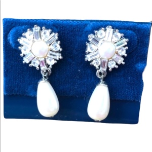 Vintage New faux pearl & rhinestone dangle earring