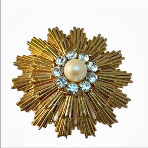 Vintage gold tone rhinestone pearl flower brooch starburst