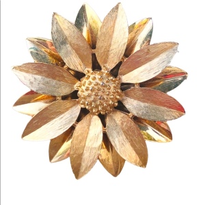 Vintage gold flower Daisey brooch