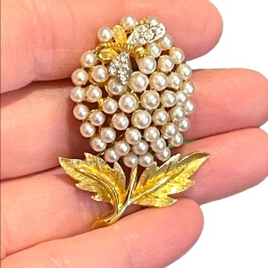 Vintage 1960s High quality gold finish flower faux pearl brooch butterfly