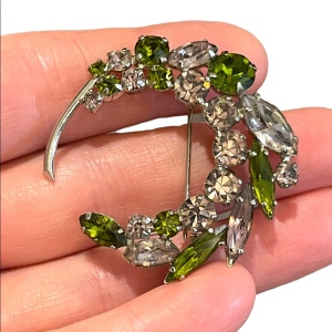 Vintage 1960s czech crystal swirl silver finish green clear sparkle brooch