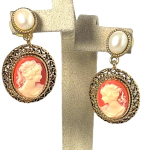 Fancy 1980s Vintage Gold cameo pearl earrings dangle