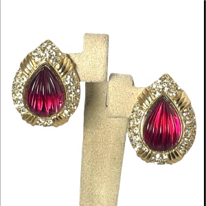 Stunning ruby red OSCAR DE LA RENTA rhinestone gold tear drop earrings pierced