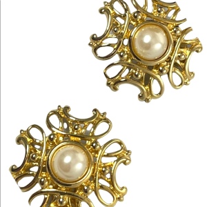 Vintage 1980s Chunky gold finish faux pearl ornate design clip on earrings