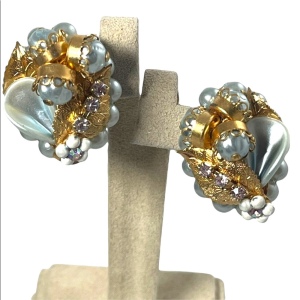 VINTAGE 1960s fancy faux blue pearl plastic rhinestone clip on earrings gold