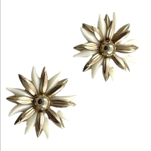 Vintage white resin & gold metal finish flower daisey clip on large earrings