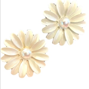 Vintage 1970s White metal faux pearl Daisey flower pierced earrings Summer fun!