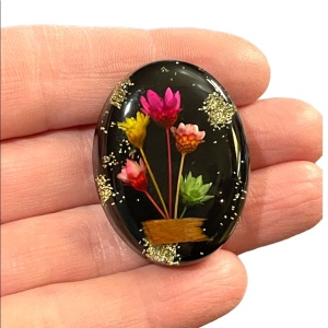 Vintage 1960s RESIN LUCITE real flower oval 3D brooch