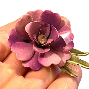 Vintsge 1960s pink metal painted enameled flower brooch