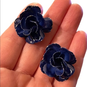 Mid century 1960s Vintage blue metal flower earrings pierced