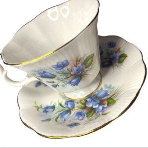 Vintage Royal Albert blue Floral bone china England te cup & Saucer set