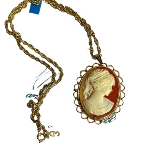 NWT Vintage Whiting & Davis large resin Cameo Pendant gold finish necklace