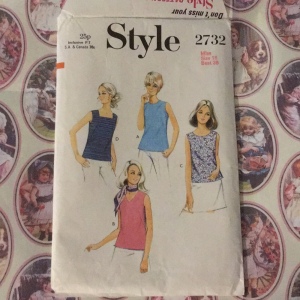 - Style vintage sewing pattern Misses blouses