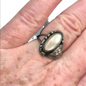 Vintage sterling silver Navajo RGP 925 Mother of pearl ring ornate