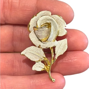 Vintage 1980s Textured sparkle white enamel metal flower brooch gold finish