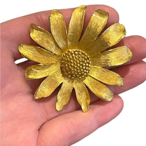 Gold finish Lovely large metal flower daisey brooch