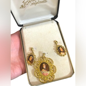 Vintage Jeweline Origionals Cameo ( transfer) Earrings & pendant in orig box