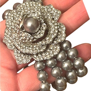 Vintage 1980s High quality faux silver rhinestone pearl stretchy flower bracelet