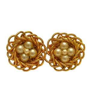 Vintage 1960s bird nest faux pearl fancy gold finish clipmom earrings