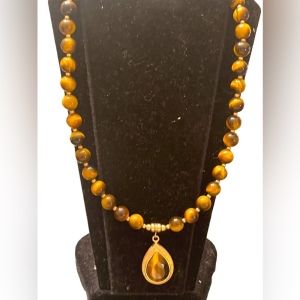 Lovely Tiger eye Bead necklace with tiger eye pendant stones