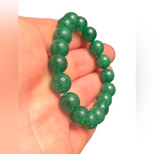 Lovely imported apple green Jadite Bead stretchy bracelet