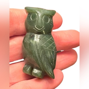 Lovely collectible native hand carved JADE OWL small figurine