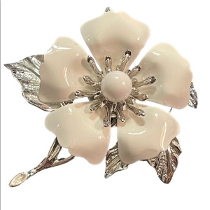 Vintage 1970s Sarah Coventry white enameled flower silver finish brooch