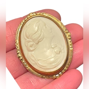 Antique Early 1900 Celluloid Plastic hand finished gold Fil large cameo brooch