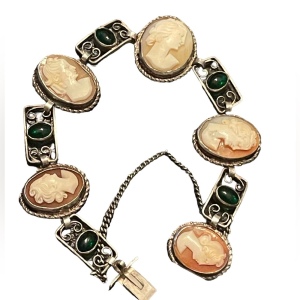 Stunning vintage 800 silver antique hand carved shell cameo link bracelet